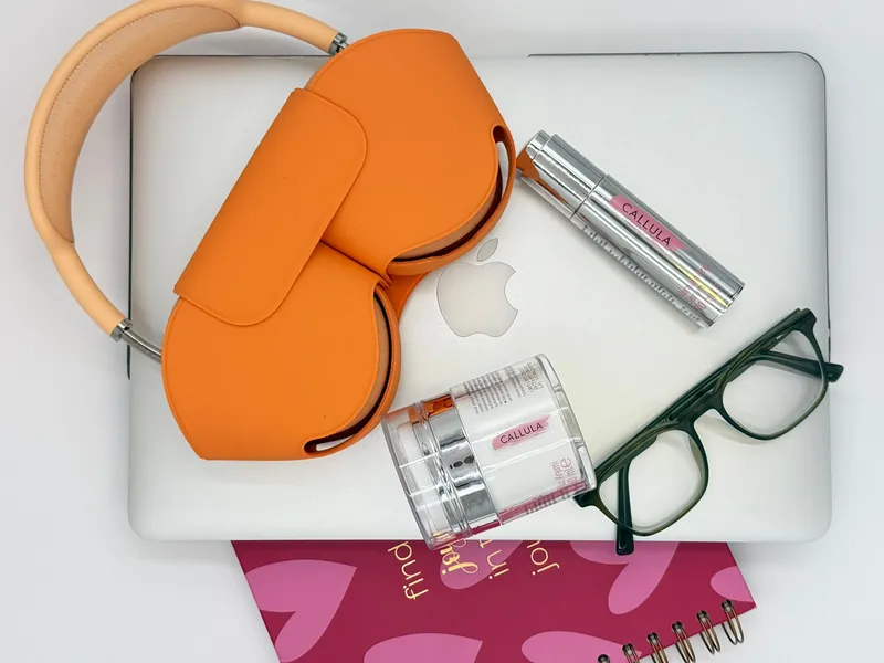 Callula Nemlendirici Serum ve Yüz Kremi masa üzerinde